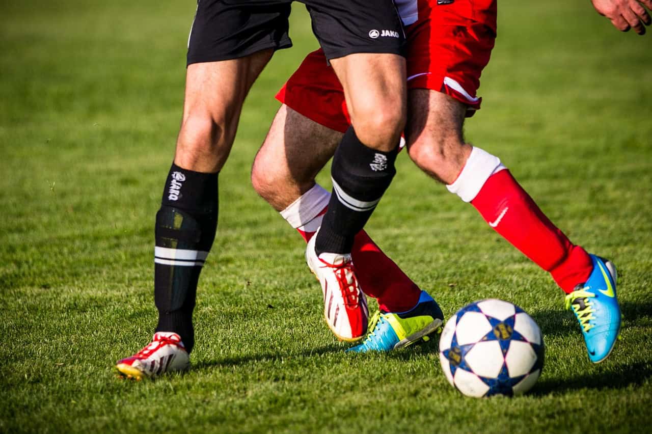 Fotbollsspelare i duell